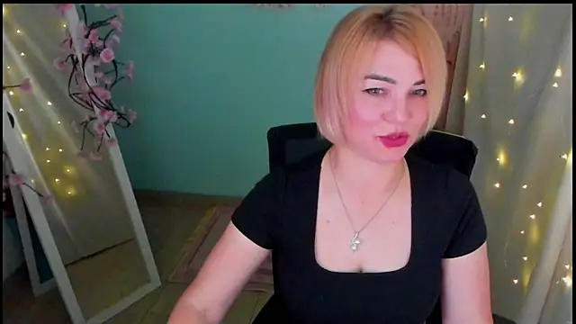CuttieEmma online show from June 17, 2026, 1:56 pm