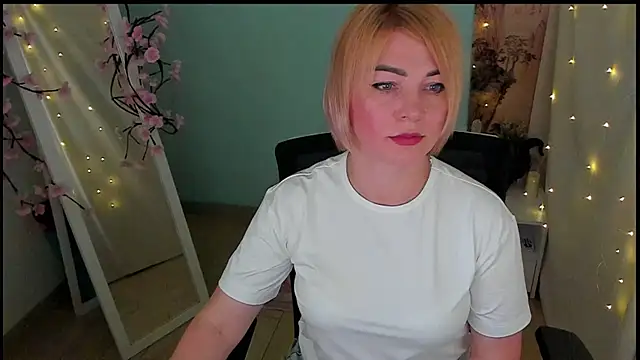 CuttieEmma online show from June 19, 2026, 7:12 am