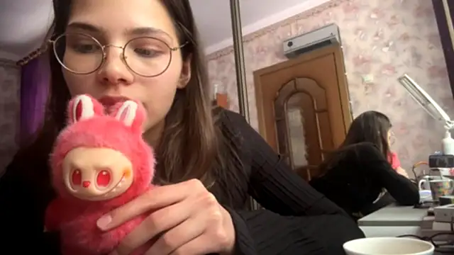 EdythRozier online show from February 12, 2026, 12:11 pm