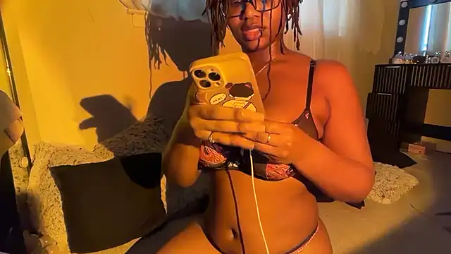 Snapshot of SunniSoles99 chatting on February 17, 2026, 1:40 pm SunniSoles99 online show from February 17, 2026, 1:40 pm