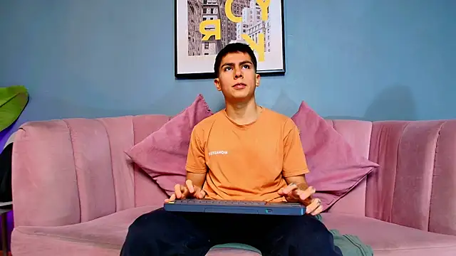 Snapshot of Aron_pulse chatting on March 3, 2026, 1:17 pm Aron pulse online show from March 3, 2026, 1:17 pm