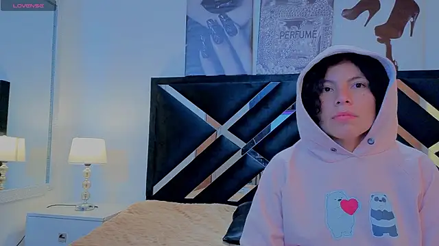 Zoe-yanin online show from April 14, 2026, 6:58 pm