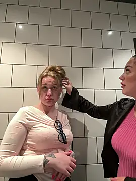 nikkiuk online show from February 21, 2026, 8:32 pm