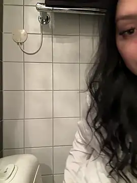 nikkiuk online show from February 22, 2026, 9:41 am