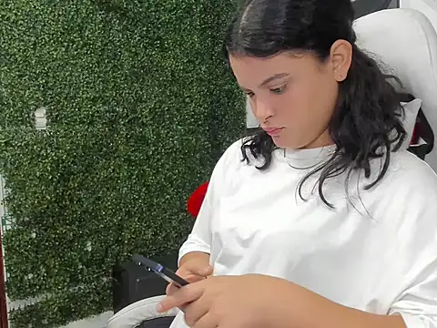 Andrea girlx online show from February 17, 2026, 1:51 pm