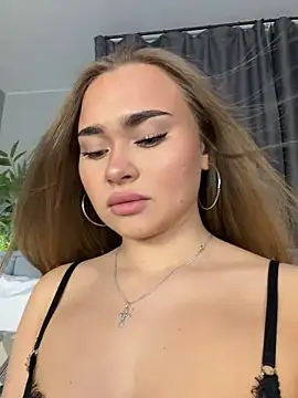 MonicaWestt online show from May 21, 2026, 7:04 am