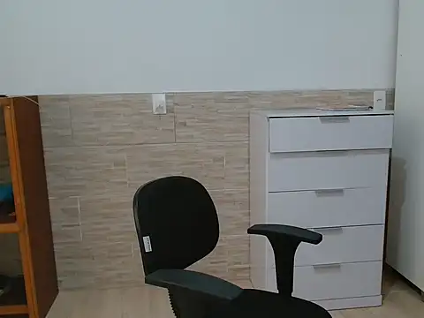 Snapshot of LatinLeone chatting on May 9, 2026, 3:06 pm LatinLeone online show from May 9, 2026, 3:06 pm