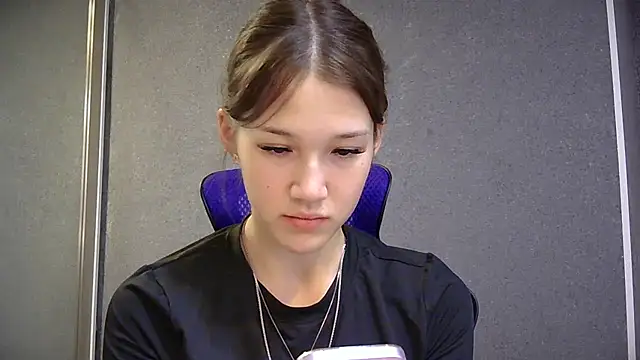Snapshot of lilXdomiii chatting on May 17, 2026, 11:39 am lilXdomiii online show from May 17, 2026, 11:39 am