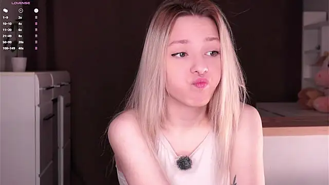 Snapshot of LeeryWonder chatting on April 13, 2026, 1:44 am LeeryWonder online show from April 13, 2026, 1:44 am
