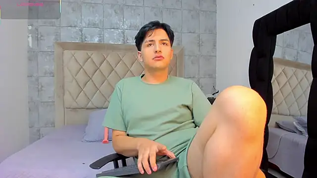 noahWolff  online show from February 6, 2026, 4:50 am