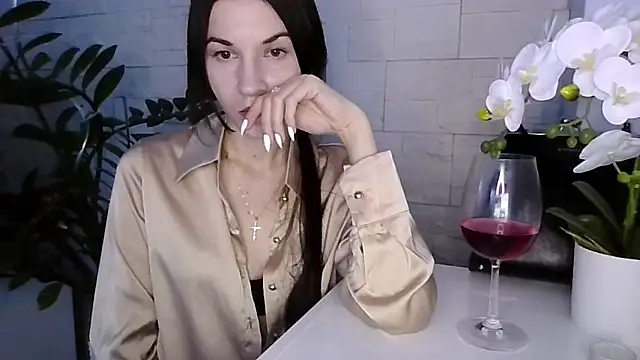 JuliaLovely online show from February 8, 2026, 3:26 pm