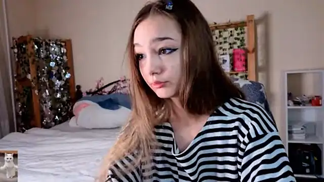 Snapshot of HoneyComfy chatting on April 23, 2026, 2:19 pm HoneyComfy online show from April 23, 2026, 2:19 pm