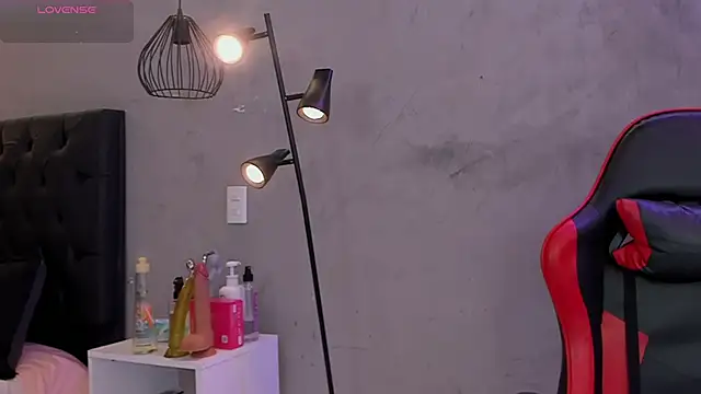 naomi  blair online show from April 1, 2026, 2:56 am