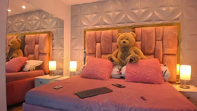 Paris Velvet online show from February 2, 2026, 10:19 pm