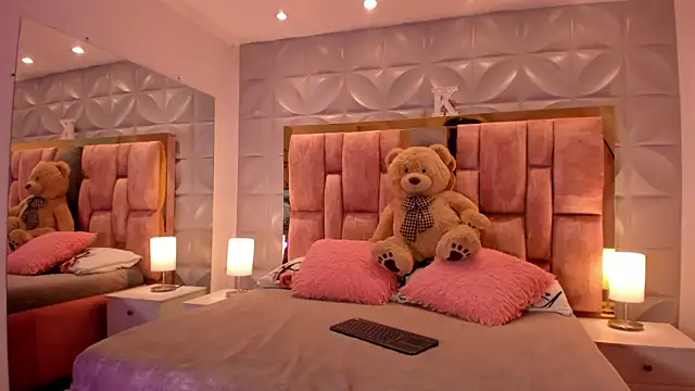 Paris Velvet online show from February 4, 2026, 10:15 pm