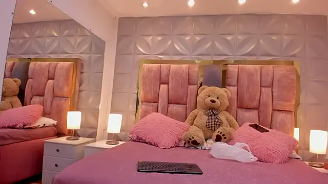 Paris Velvet online show from March 25, 2026, 11:11 pm