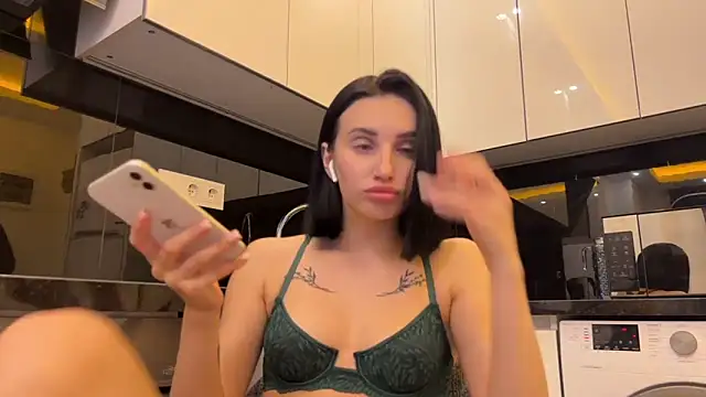 Snapshot of BlackFox_V chatting on February 1, 2026, 7:56 pm BlackFox V online show from February 1, 2026, 7:56 pm