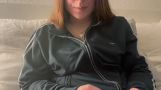 Snapshot of Lucyschickt chatting on March 1, 2026, 6:43 pm Lucyschickt online show from March 1, 2026, 6:43 pm