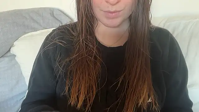 Snapshot of Lucyschickt chatting on April 22, 2026, 5:25 pm Lucyschickt online show from April 22, 2026, 5:25 pm