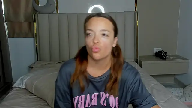 Snapshot of stellaa_quenn chatting on April 10, 2026, 12:05 am stellaa quenn online show from April 10, 2026, 12:05 am