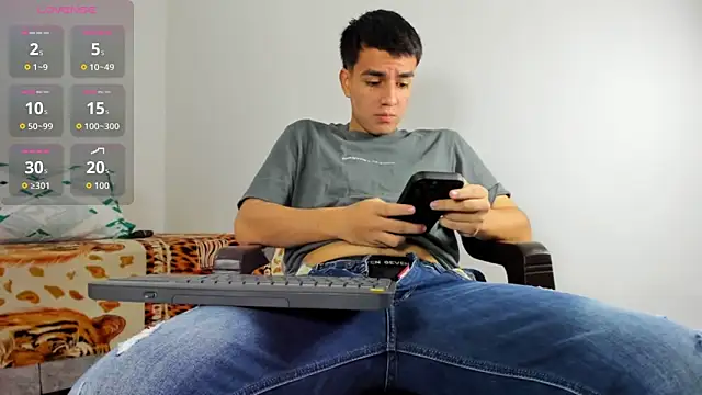 Snapshot of david_hot08 chatting on February 25, 2026, 3:27 am david hot08 online show from February 25, 2026, 3:27 am