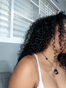 Snapshot of pandinhagamer chatting on February 5, 2026, 11:42 pm pandinhagamer online show from February 5, 2026, 11:42 pm