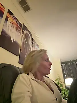 Snapshot of FireAfterDark chatting on February 4, 2026, 4:07 am FireAfterDark online show from February 4, 2026, 4:07 am