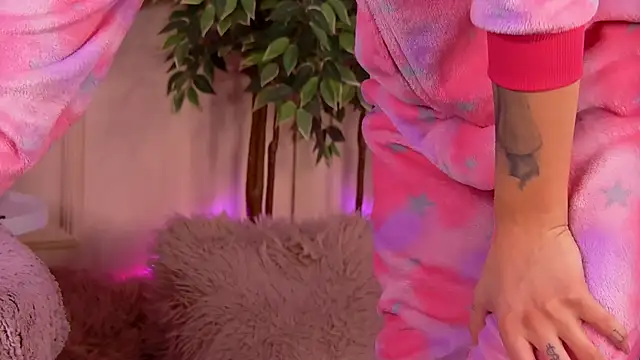 Snapshot of CrystalRedd chatting on February 11, 2026, 5:45 am CrystalRedd online show from February 11, 2026, 5:45 am