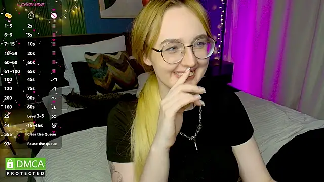 Snapshot of AdeLuna chatting on May 25, 2026, 9:21 pm AdeLuna online show from May 25, 2026, 9:21 pm
