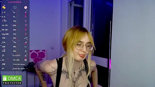 Snapshot of AdeLuna chatting on June 4, 2026, 9:21 pm AdeLuna online show from June 4, 2026, 9:21 pm