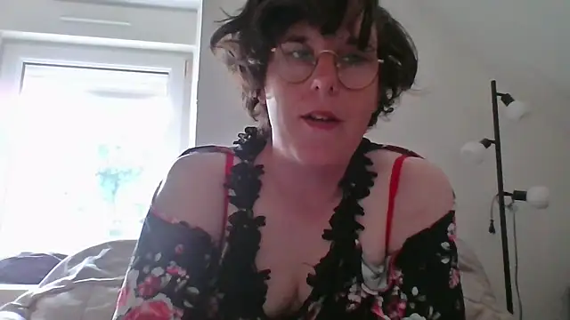 OIseauNoir88 online show from May 10, 2026, 7:35 am