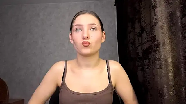 Snapshot of FoxieFlare chatting on February 10, 2026, 12:04 am FoxieFlare online show from February 10, 2026, 12:04 am