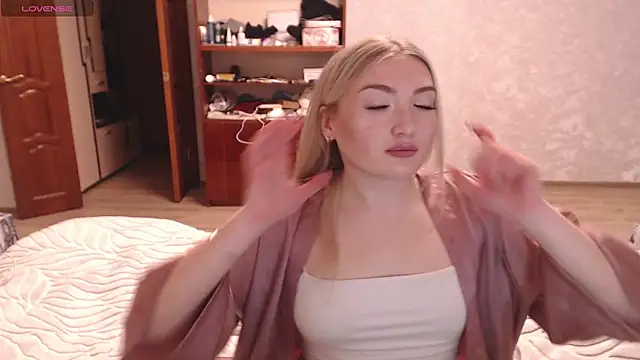 Snapshot of MiraRoy chatting on February 8, 2026, 3:15 pm MiraRoy online show from February 8, 2026, 3:15 pm