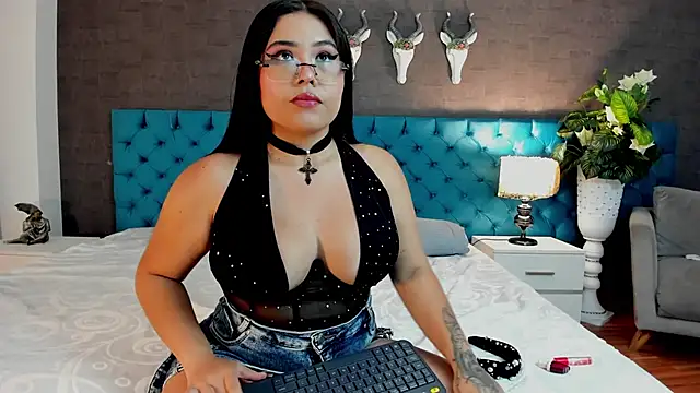 LunnaMoretti online show from April 4, 2026, 3:20 pm