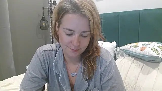 Snapshot of HazelSkyesChat chatting on July 9, 2026, 1:42 am HazelSkyesChat online show from July 9, 2026, 1:42 am