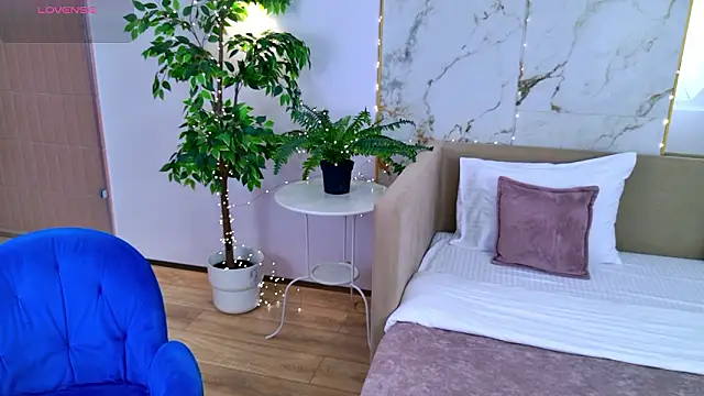 LeyaAtwood online show from February 18, 2026, 5:25 am