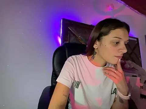 Snapshot of alison_parkerr26 chatting on February 2, 2026, 5:33 pm alison parkerr26 online show from February 2, 2026, 5:33 pm