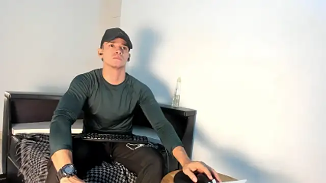 Snapshot of CRISTHIAN_WOLF1 chatting on May 9, 2026, 12:27 am CRISTHIAN WOLF1 online show from May 9, 2026, 12:27 am