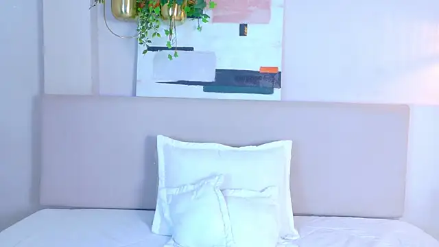 VioletBloomm online show from April 9, 2026, 11:48 am