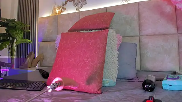 EmmaLovve online show from March 19, 2026, 2:37 am