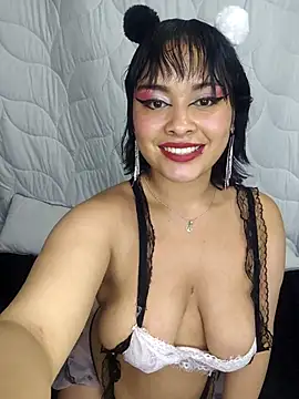 Snapshot of zoe_love18 chatting on April 15, 2026, 4:19 am zoe love18 online show from April 15, 2026, 4:19 am