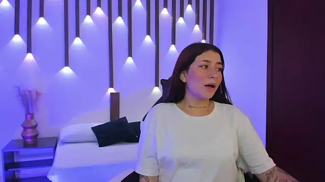 charlottee27  online show from April 15, 2026, 2:29 am