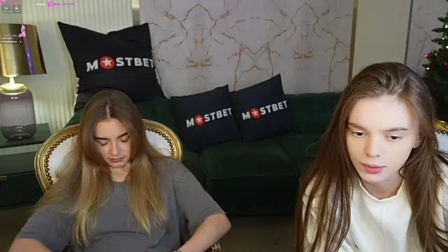 Snapshot of Zlata_Sky chatting on December 14, 2024, 10:39 pm Zlata Sky online show from December 14, 2024, 10:39 pm