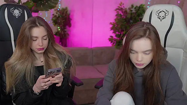 Snapshot of Zlata_Sky chatting on February 13, 2025, 11:37 pm Zlata Sky online show from February 13, 2025, 11:37 pm