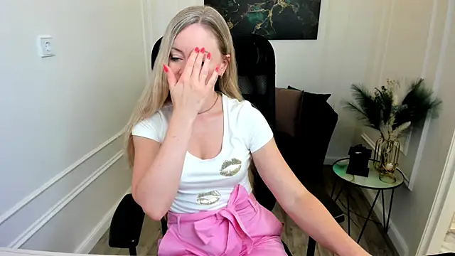 CharlotteKerti online show from July 1, 2026, 1:02 pm