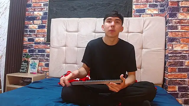 Snapshot of massimoferrera303av chatting on February 19, 2026, 6:48 pm massimoferrera303av online show from February 19, 2026, 6:48 pm