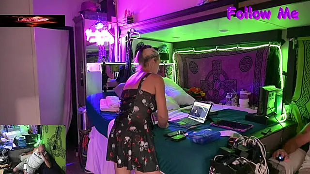 Katycouple69 online show from May 22, 2026, 11:54 pm