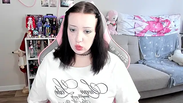 Snapshot of MollysLand chatting on April 2, 2026, 9:40 am MollysLand online show from April 2, 2026, 9:40 am