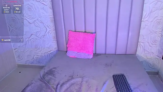 Lya dubois  online show from April 13, 2026, 9:09 pm