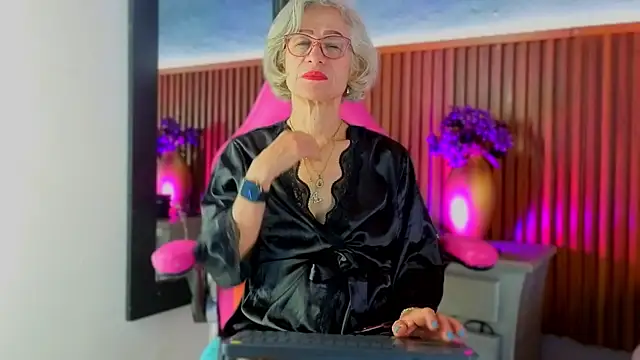 miss monserrate01 online show from April 13, 2026, 1:49 pm